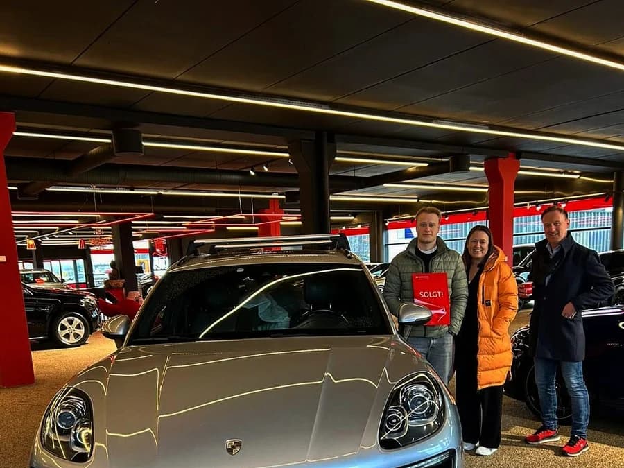 Fornøyde kunder henter sin Porsche Macan hos T.A Auto
