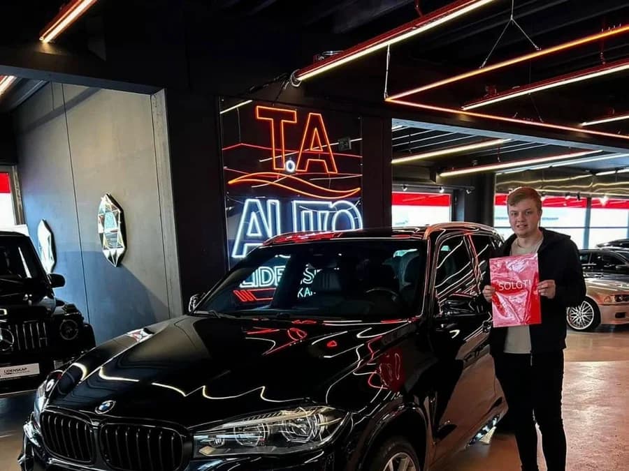 Kunde henter sin BMW X5 hos T.A Auto
