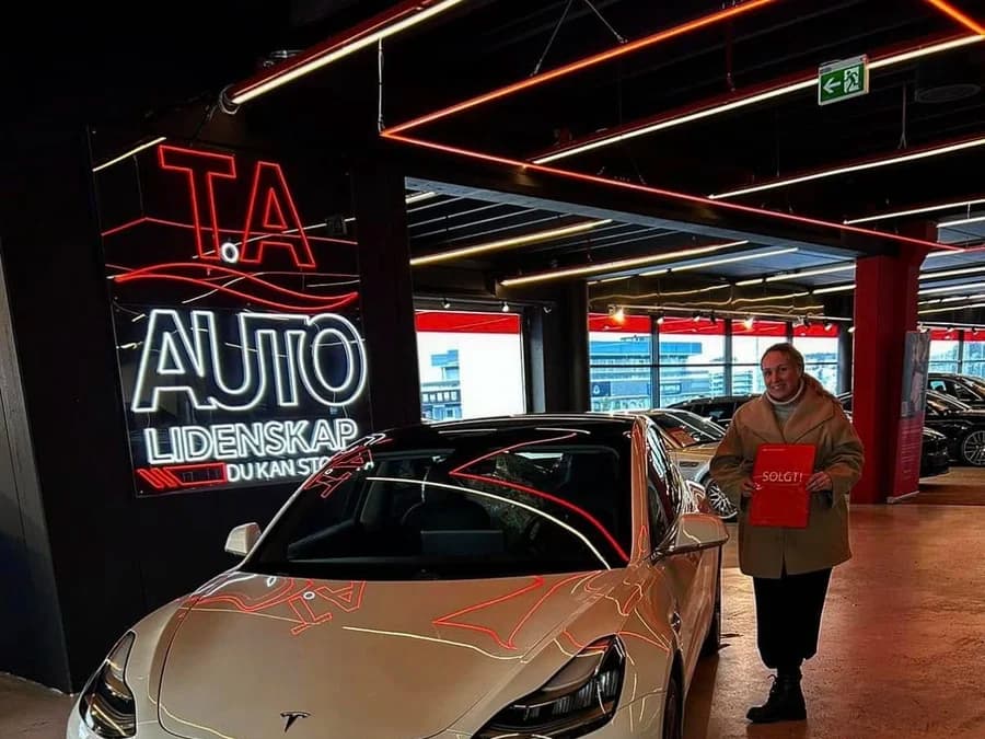 Kunde med sin nye Tesla Model 3