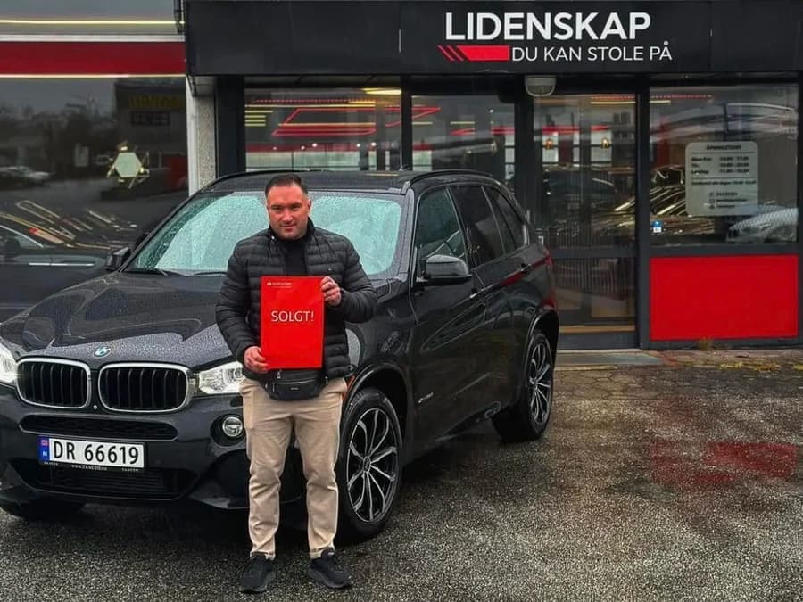 Kunde henter sin BMW X5 hos T.A Auto