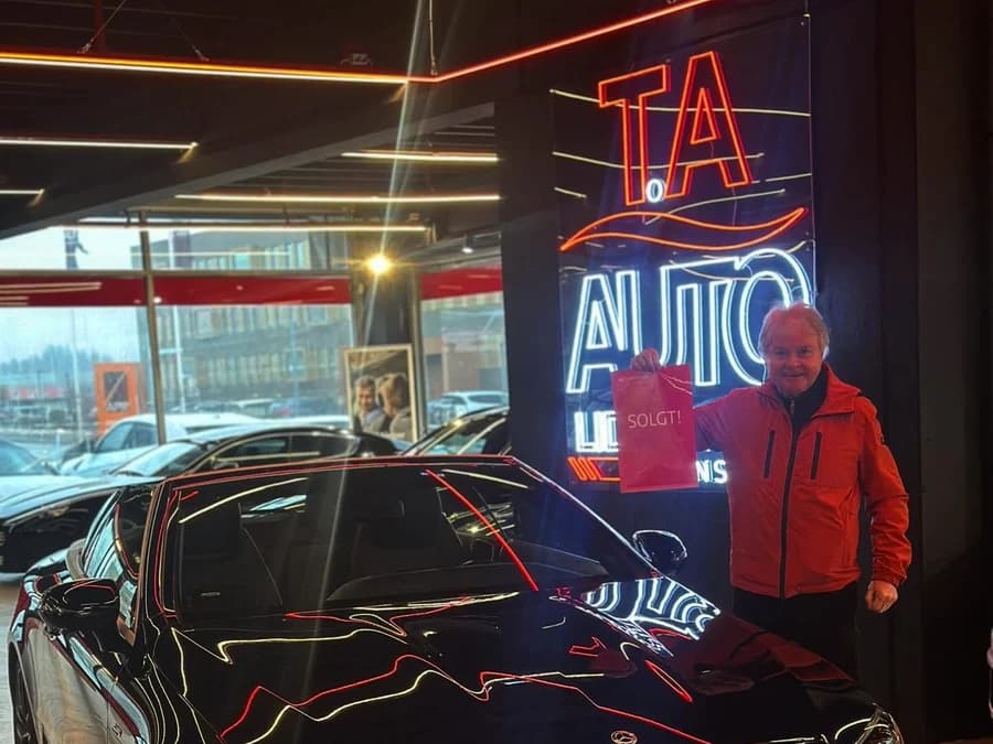Kunde henter sin Mercedes-AMG E-Klasse